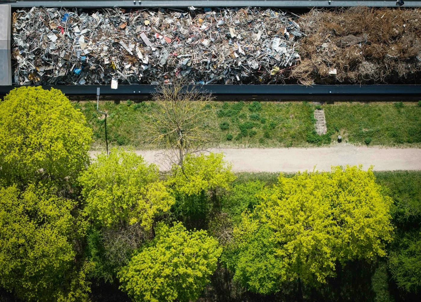 Vue aérienne d'un site de recyclage industriel